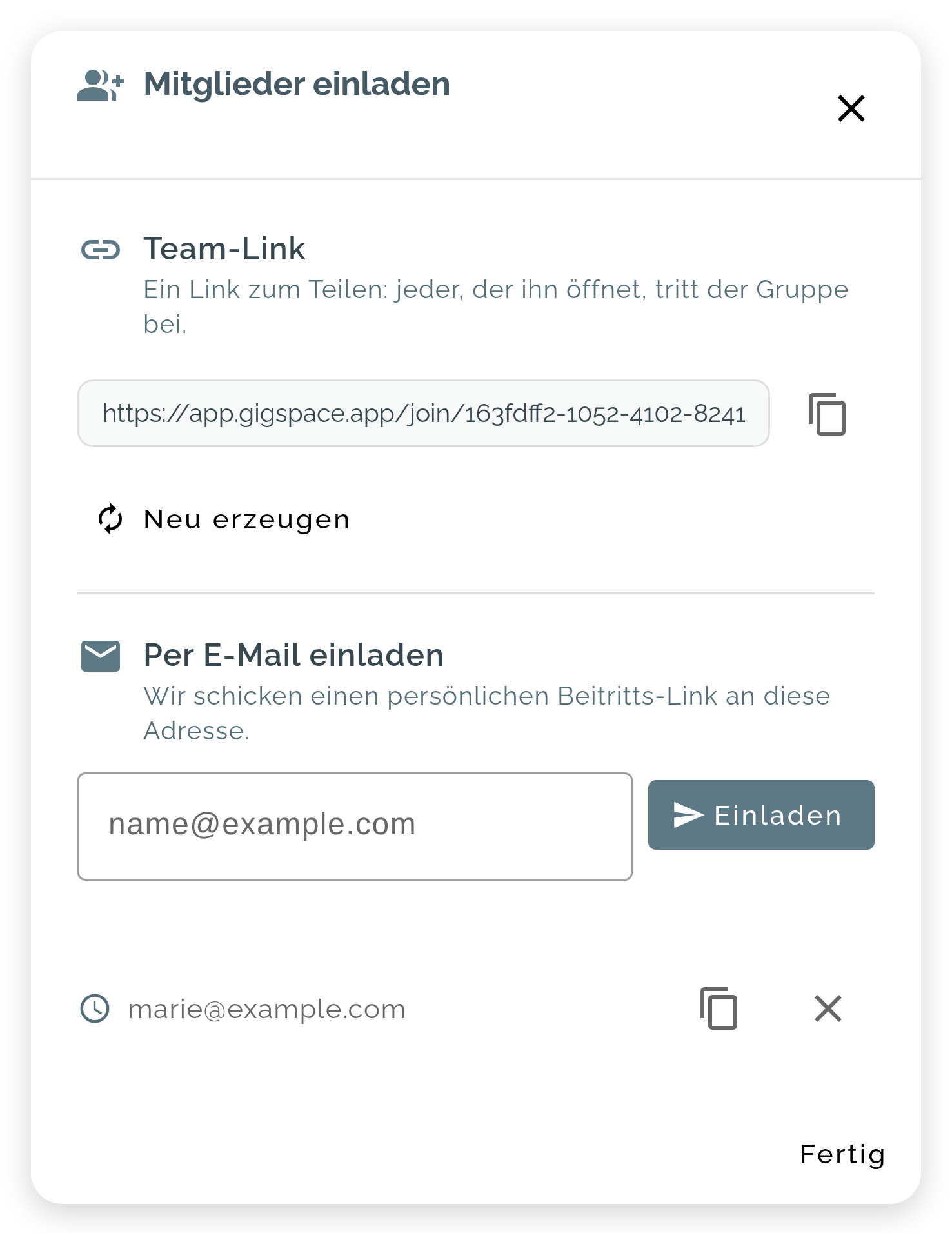 Dialog „Mitglieder einladen“: oben der Team-Link mit Link kopieren und Neu erzeugen, darunter Per E-Mail einladen mit einer offenen Einladung