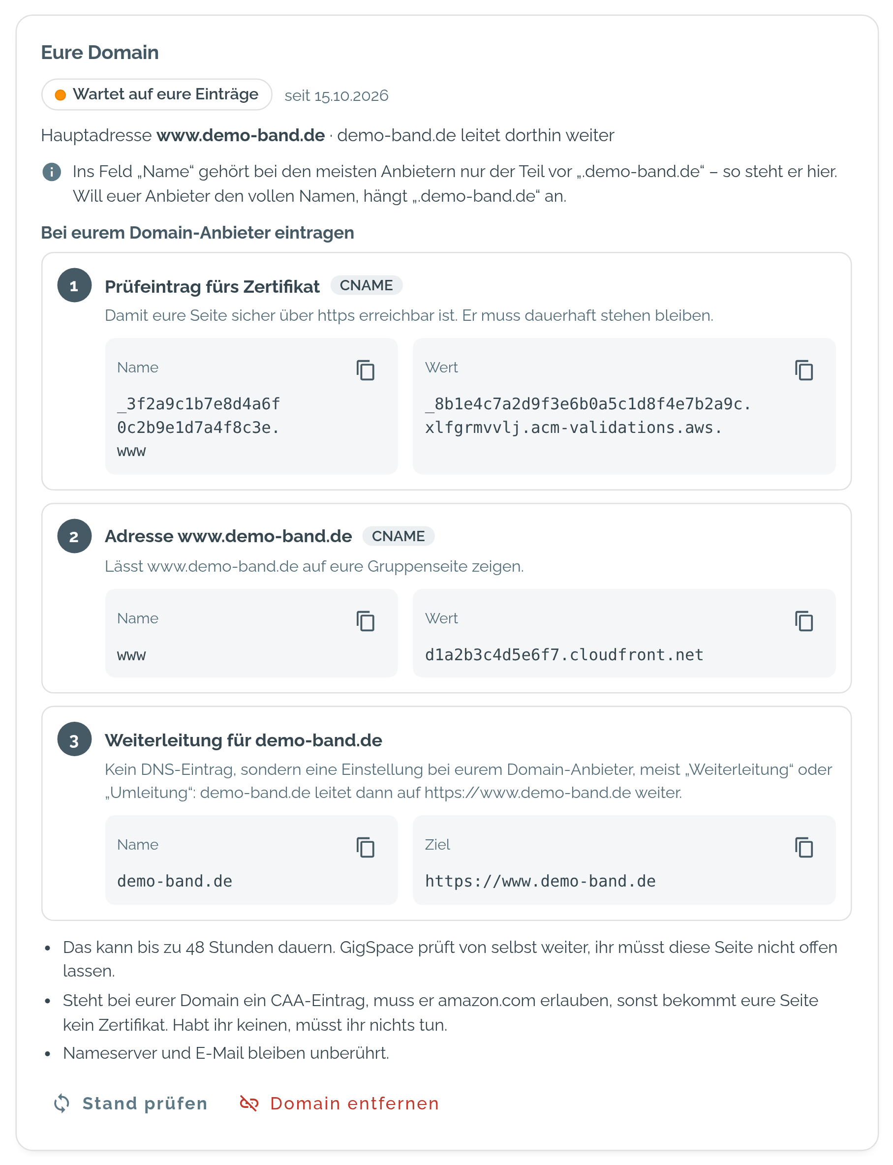 Eigene Domain demo-band.de im Zustand Wartet auf eure Einträge: drei nummerierte Einträge, Prüfeintrag fürs Zertifikat, Adresse www.demo-band.de und Weiterleitung für demo-band.de, jeweils mit Name, Wert beziehungsweise Ziel und Kopierknöpfen; darunter der Hinweis, dass es bis zu 48 Stunden dauern kann